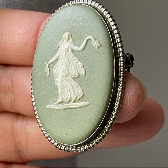 WEDGEWOOD | Sterling Silver Frame | Green Jasperware "Dancing" Brooch Pin 1970's - Picture 11 of 14